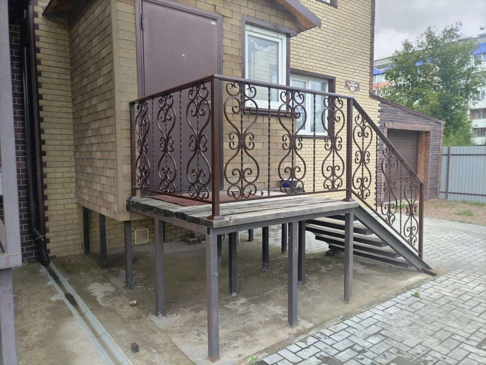Поручень крыльца